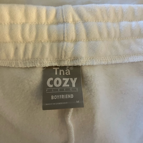 ARITZIA TNA Fleece Boyfriend Shorts Medium *Never Worn* - Picture 3 of 6